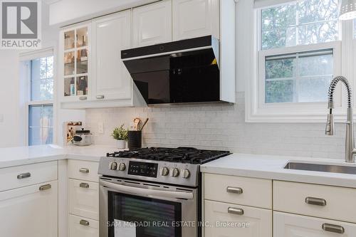 3325 Lakeshore Road, Burlington, ON - Indoor Photo Showing Kitchen With Upgraded Kitchen