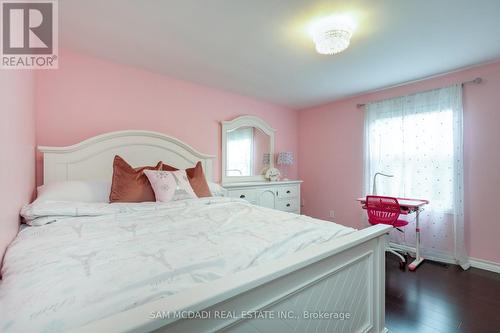 3325 Lakeshore Road, Burlington, ON - Indoor Photo Showing Bedroom