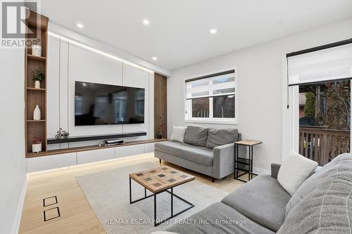 108 Greenshire Drive, Hamilton, ON - Indoor Photo Showing Living Room