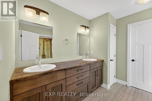 15 Kempton Avenue, Belleville (Thurlow Ward), ON - Indoor Photo Showing Bathroom