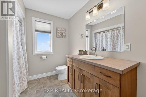 15 Kempton Avenue, Belleville (Thurlow Ward), ON - Indoor Photo Showing Bathroom