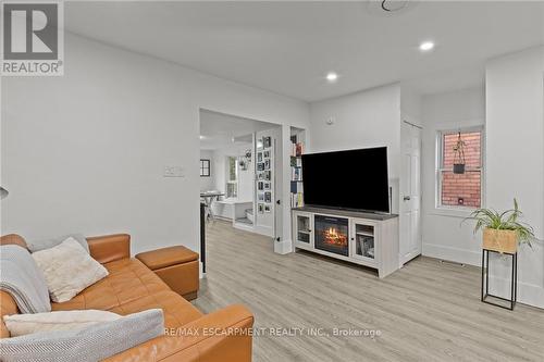 199 Barton Street W, Hamilton, ON - Indoor Photo Showing Living Room