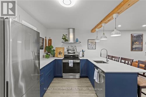 199 Barton Street W, Hamilton, ON - Indoor Photo Showing Kitchen With Upgraded Kitchen