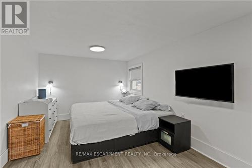 199 Barton Street W, Hamilton, ON - Indoor Photo Showing Bedroom