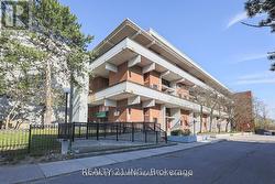 215 - 140 LEEWARD GLENWAY  Toronto, ON M3C 2Y9