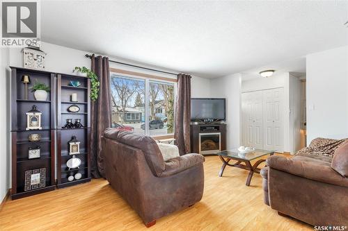 251 Hanley Crescent, Regina, SK - Indoor Photo Showing Living Room