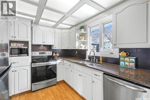 251 Hanley Crescent, Regina, SK - Indoor Photo Showing Kitchen With Double Sink