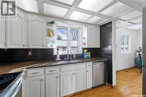 251 Hanley Crescent, Regina, SK - Indoor Photo Showing Kitchen With Double Sink