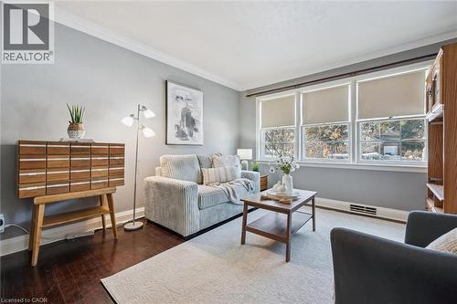 1135 Queens Boulevard, Kitchener, ON - Indoor Photo Showing Living Room