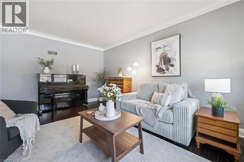 1135 Queens Boulevard, Kitchener, ON - Indoor Photo Showing Living Room