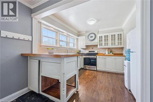 1135 Queens Boulevard, Kitchener, ON - Indoor Photo Showing Kitchen
