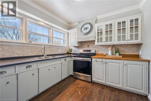 1135 Queens Boulevard, Kitchener, ON - Indoor Photo Showing Kitchen