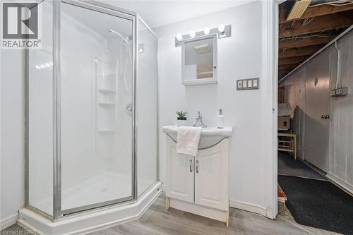 1135 Queens Boulevard, Kitchener, ON - Indoor Photo Showing Bathroom