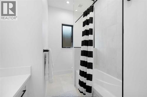 572 Lily Mac Boulevard, Windsor, ON - Indoor Photo Showing Bathroom