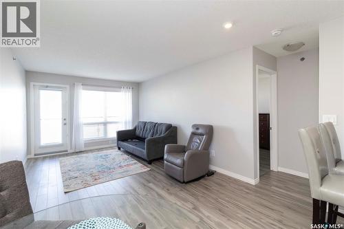 4311 108 Willis Crescent, Saskatoon, SK - Indoor Photo Showing Living Room