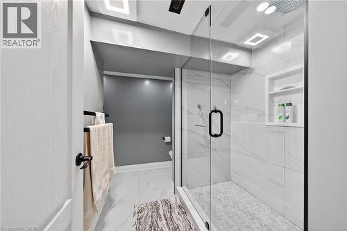 33 Glen Vista Drive, Hamilton, ON - Indoor Photo Showing Bathroom
