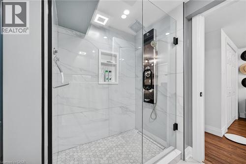 33 Glen Vista Drive, Hamilton, ON - Indoor Photo Showing Bathroom