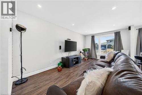 33 Glen Vista Drive, Hamilton, ON - Indoor Photo Showing Living Room