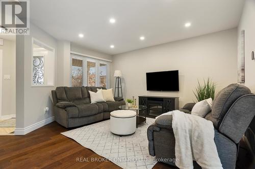 3811 Cedar Hedge Rise, Mississauga, ON - Indoor Photo Showing Living Room