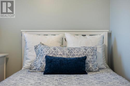 3811 Cedar Hedge Rise, Mississauga, ON - Indoor Photo Showing Bedroom