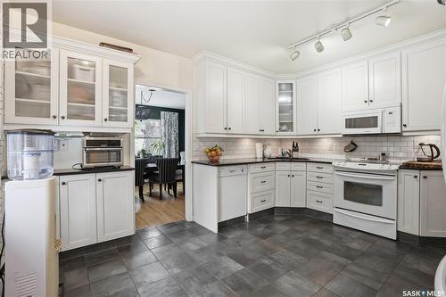 2804 Hill Avenue, Regina, SK - Indoor Photo Showing Kitchen