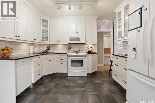 2804 Hill Avenue, Regina, SK - Indoor Photo Showing Kitchen