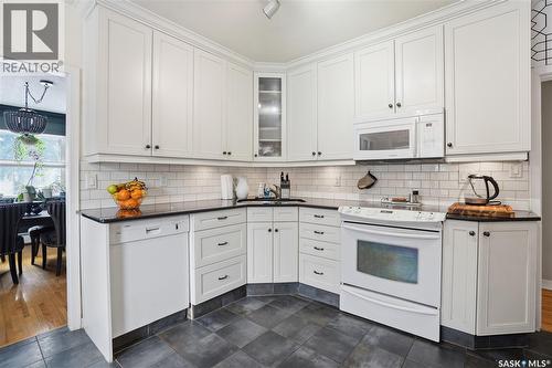 2804 Hill Avenue, Regina, SK - Indoor Photo Showing Kitchen