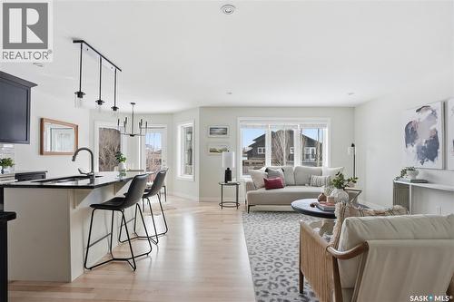 662 Sutter Bay, Saskatoon, SK - Indoor Photo Showing Living Room