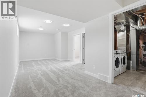 662 Sutter Bay, Saskatoon, SK - Indoor Photo Showing Laundry Room