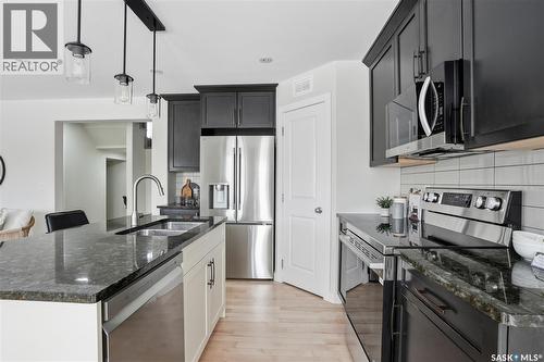 662 Sutter Bay, Saskatoon, SK - Indoor Photo Showing Kitchen With Double Sink With Upgraded Kitchen