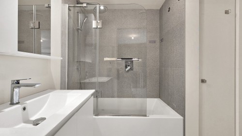 Bathroom - 1306-360 Rue Mayor, Montréal (Ville-Marie), QC - Indoor Photo Showing Bathroom