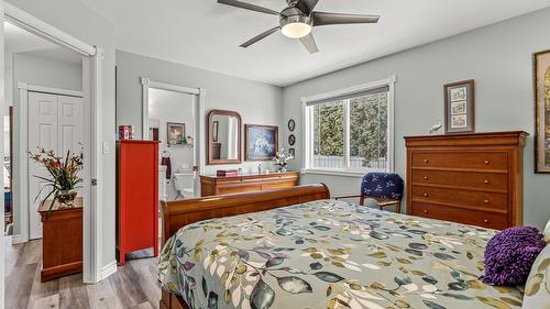 C-515 20Th Avenue, Creston, BC - Indoor Photo Showing Bedroom