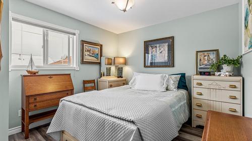 C-515 20Th Avenue, Creston, BC - Indoor Photo Showing Bedroom