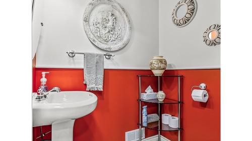 C-515 20Th Avenue, Creston, BC - Indoor Photo Showing Bathroom