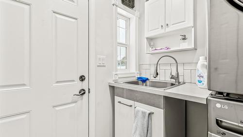 C-515 20Th Avenue, Creston, BC - Indoor Photo Showing Kitchen