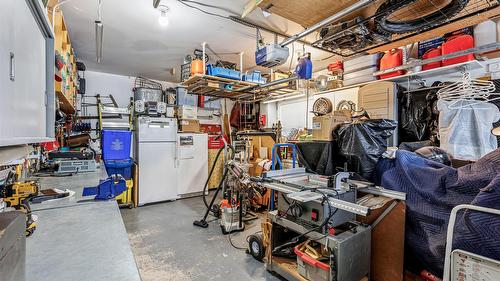 C-515 20Th Avenue, Creston, BC - Indoor Photo Showing Garage
