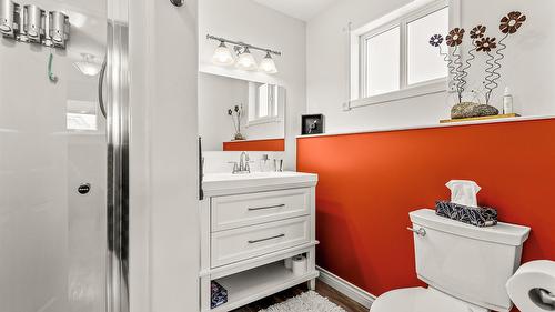 C-515 20Th Avenue, Creston, BC - Indoor Photo Showing Bathroom