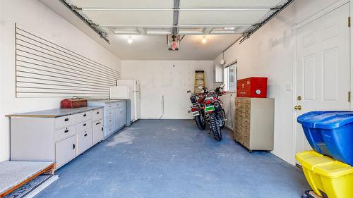 C-515 20Th Avenue, Creston, BC - Indoor Photo Showing Garage
