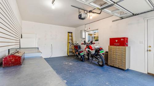 C-515 20Th Avenue, Creston, BC - Indoor Photo Showing Garage