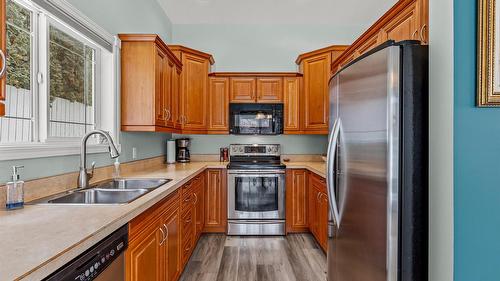 C-515 20Th Avenue, Creston, BC - Indoor Photo Showing Kitchen With Double Sink