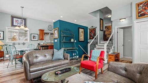 C-515 20Th Avenue, Creston, BC - Indoor Photo Showing Living Room