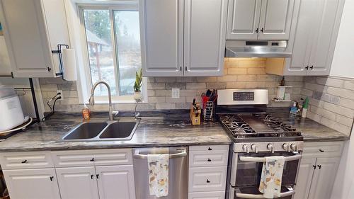 3027 Black Angus Road, Cranbrook, BC - Indoor Photo Showing Kitchen With Double Sink