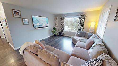 3027 Black Angus Road, Cranbrook, BC - Indoor Photo Showing Living Room