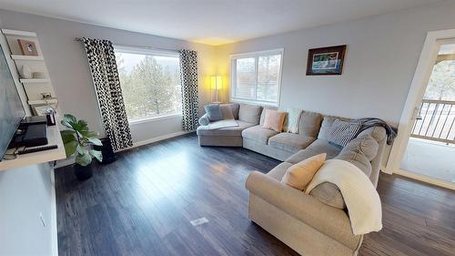 3027 Black Angus Road, Cranbrook, BC - Indoor Photo Showing Living Room