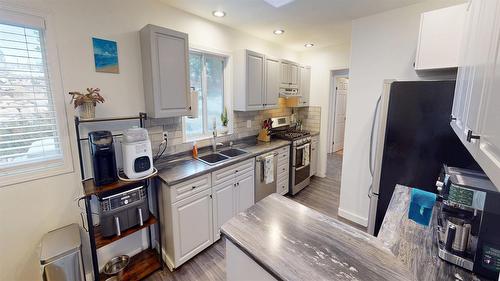 3027 Black Angus Road, Cranbrook, BC - Indoor Photo Showing Kitchen With Double Sink
