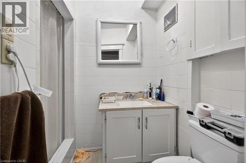 147 Homewood Avenue, Hamilton, ON - Indoor Photo Showing Bathroom