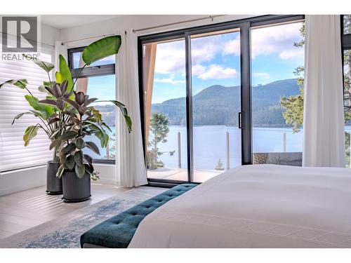 6101 -6099 Coracle Drive, Sechelt, BC - Indoor Photo Showing Bedroom