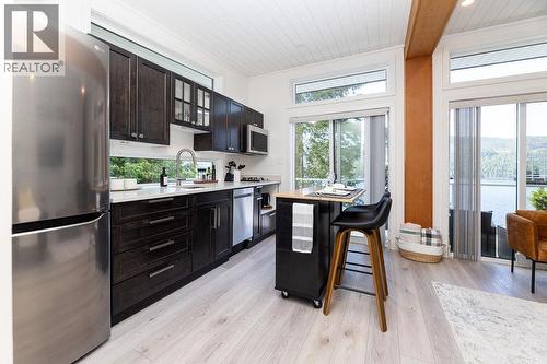 6101 -6099 Coracle Drive, Sechelt, BC - Indoor Photo Showing Kitchen