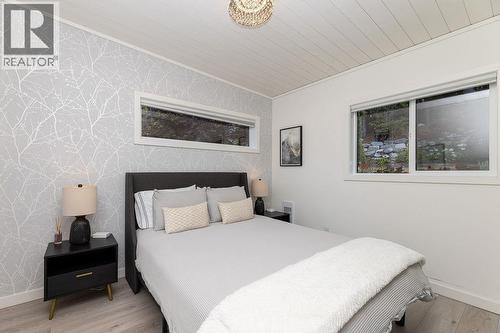 6101 -6099 Coracle Drive, Sechelt, BC - Indoor Photo Showing Bedroom