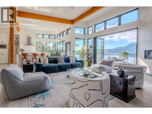 6101 -6099 Coracle Drive, Sechelt, BC - Indoor Photo Showing Living Room